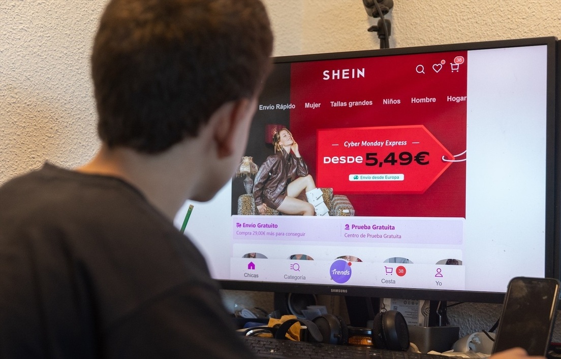 Una persona realiza una búsqueda en Shein.