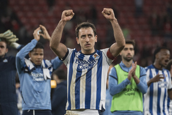 Oyarzabal saluda a la afición realista al término de la ida copera en San Mamés.