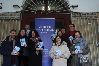 Geuretik Sortuak egitasmoan parte hartu duten idazleetako batzuk, ipuin-bilduma berria aurkezten. 