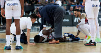Khalifa Diop, lesionado en el pasado derbi de Miribilla.