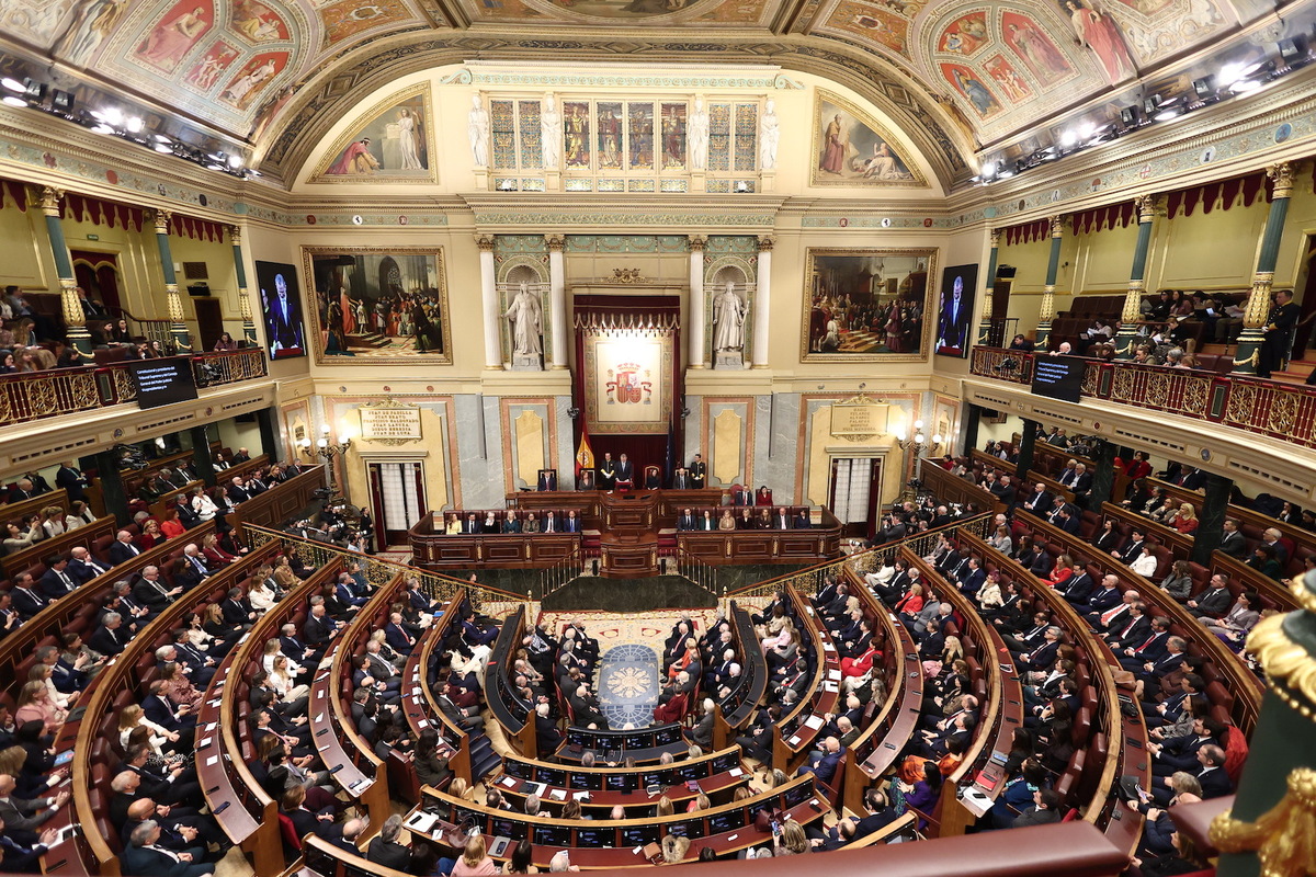Sin el soberanismo y con «guerra de aplausos», el Congreso y los reyes ...