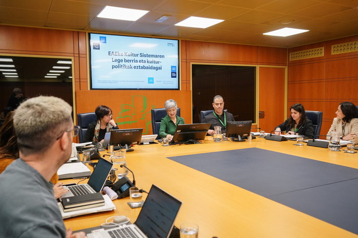 Aldatu Gidoia plataformako kideak, Gasteizko parlamentuan.