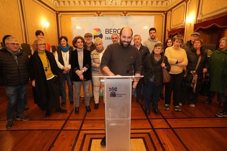 Gorka Artola Bergarako alkate Larramendiko Arnasako kideekin egin duen agerraldian.