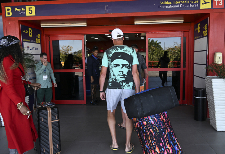 Un turista ruso se prepara para abordar un vuelo de regreso en el Aeropuerto Internacional José Martí de La Habana.