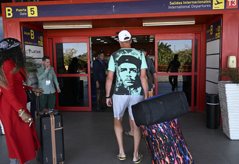 Un turista ruso se prepara para abordar un vuelo de regreso en el Aeropuerto Internacional José Martí de La Habana.