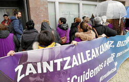 Greban dauden zaharren egoitzetako eta eguneko zentroetako langileak Donostiako Lan Harremanen Kontseiluaren egoitzan.