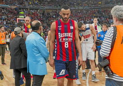 Adam Hanga se retira cabizbajo al término de las semifinales de la Copa de Gasteiz en 2017. Los gasteiztarras cayeron ante el Real Madrid en la prórroga, a centímetros de jugar su primera final desde el título de 2009.
