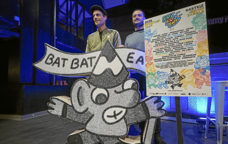 Batbatean jaialdiaren antolatzaileak, atzo, Jimmy Jazz aretoan.