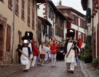 Ziutadelako goiko atetik abiatu zen Merkatu estalian amaitu zen libertimendua.