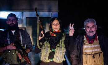 Tentsio giroaren ondorioz, gauero ibiltzen dira herritarrak euren auzoak zaintzen.