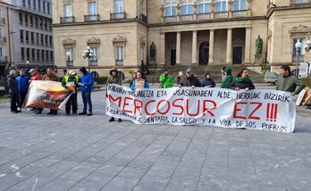 Concentración en Gasteiz en contra del acuerdo entre la UE y Mercosur.