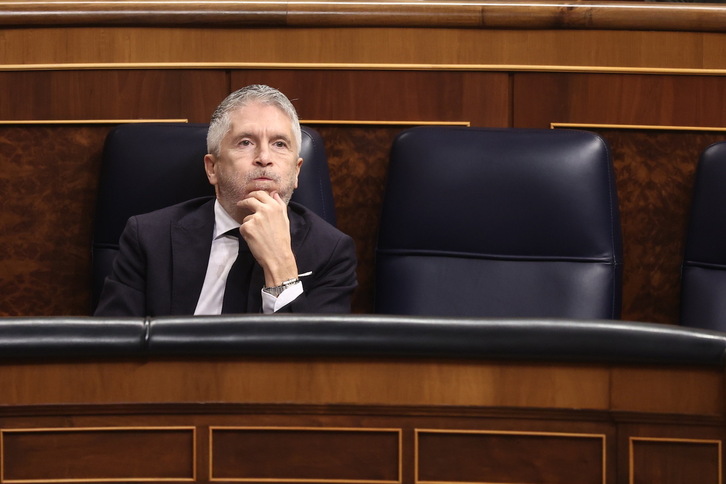 El ministro Marlaska resopla durante la tensa sesión en el Congreso.