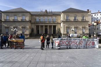 Concentración en Gasteiz en contra del acuerdo entre la UE y Mercosur.