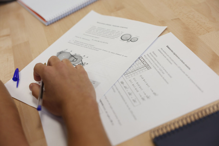 EAEko ikasleek hobera egin dute matematiketan, euskaran eta gaztelanian.