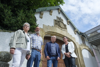 Familiares de Joxean Lasa y representantes de EH Bildu, a las puertas de La Cumbre en junio de 2022.