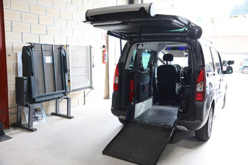 Un vehículo adaptado para la conducción de personas con discapacidad física, en Galdakao.