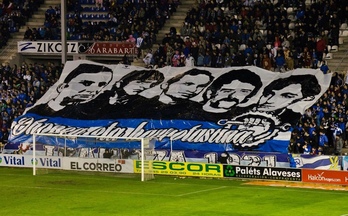Tifo desplegado por el grupo Iraultza 1921 en memoria de las víctimas del 3 de marzo.
