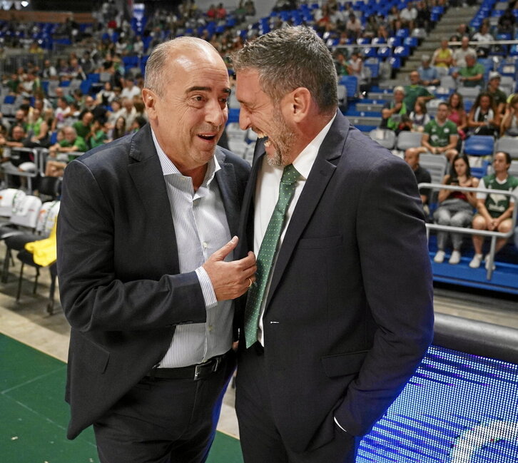 Lerro hauen ondoan, Txus Vidorreta eta Ibon Navarro euskal entrenatzaileak, 2023ko Kopako finalean aurrez aurre. Behean, berriz, Xabi Lopez-Arostegi hegaleko getxoztarra, Valentzia Basketen lan zikina egiten ari den jokalari apala.