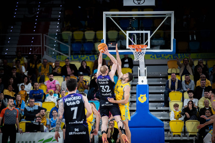 Hlinason no ha dejado de percutir el aro, con Jaworski a su espalda, para una victoria milagrosa.