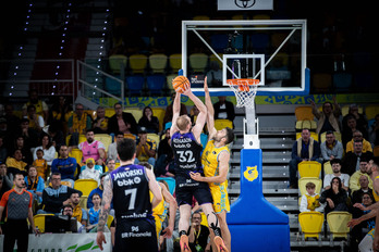 Hlinason no ha dejado de percutir el aro, con Jaworski a su espalda, para una victoria milagrosa.