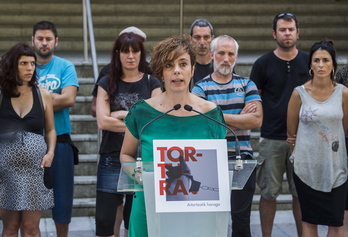 Mujeres y hombres torturados, en una comparecencia de emplazamiento a Grande-Marlaska en Bilbo en 2018.