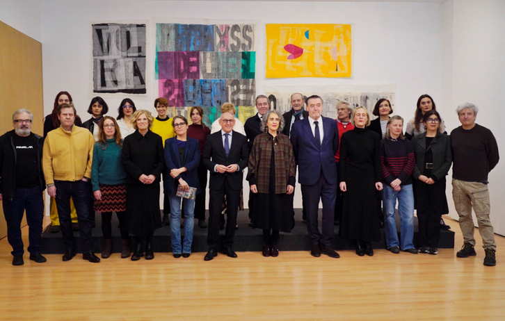 Representantes institucionales y culturales en la presentación de Artium.