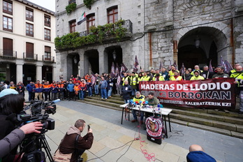 Ostegun honetan Maderas de Llodioko batzordeak Laudion egindako agerraldia.