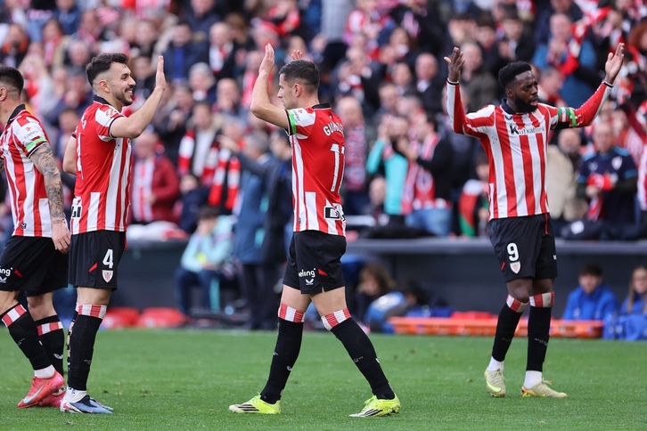 Guruzeta, Paredes e Iñaki Williams celebrando uno de los goles ante el Levante.