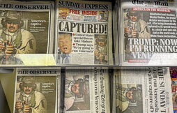 Venezuelako presidente Nicolas Maduroren bahiketaren biharamunean, egunkarietako lehen orrialdeak Londreseko kiosko batean.