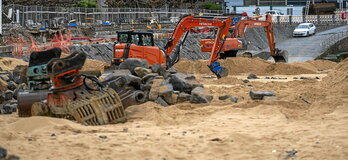 Hondeamakinak lanean, Donostiako Ondarreta hondartzan.