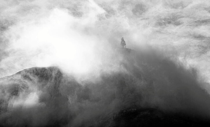 Urduñako Ama Birjina laino artean, «Arde la niebla» argazkilaritza proiektuaren irudietako batean.