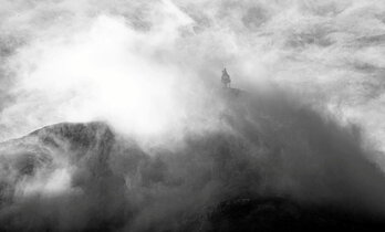 Urduñako Ama Birjina laino artean, «Arde la niebla» argazkilaritza proiektuaren irudietako batean.