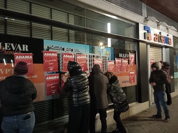Protesta ante las oficinas de Adania, en el centro de Gasteiz.
