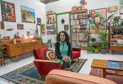 Zineb Sedira frantziar-aljeriarra, Londreseko bere etxea irudikatzen duen gunean.