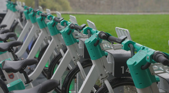 Bicicletas eléctricas de Ride On en una de las bases de carga de Iruñea antes de la suspensión del servicio el pasado viernes. 