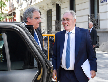 Jainaga (derecha) sale de la AN tras su declaración en noviembre.