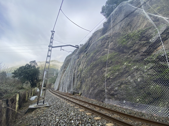 Efectivos de la Ertzaintza han retirado una granada de mano antigua en el tunel de La Escrita.