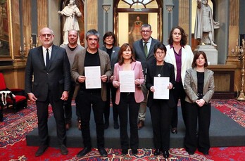 Solicitud conjunta para pedir la retirada de un busto de Fraga de los pasillos del Senado español.