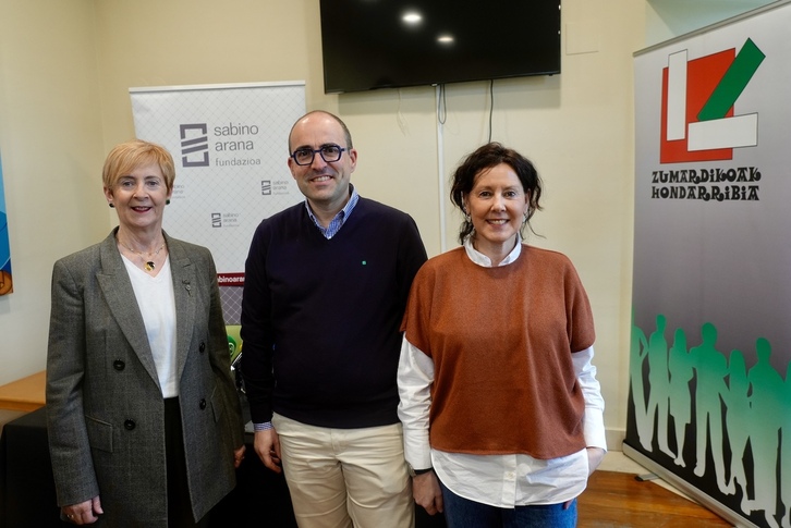 Arantxa Tapia (Sabino Arana fundazioa), Ion Gambra (Gipuzkoako Aldundia) eta Arantzazu Rojo (Zumardikoak), Hondarribian egin duten ikerketaren aurkezpenean.