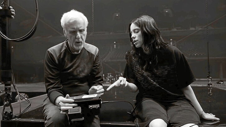 James Cameron y Billie Eilish, en un momento de la filmación.