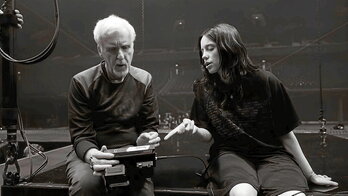 James Cameron y Billie Eilish, en un momento de la filmación.