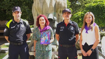 La alcaldesa de Santurtzi –izquierda– y la ya exconcejala de Seguridad –derecha–, durante la presentación del dispositivo especial de las pasadas fiestas de la localidad. (Ayuntamiento de Santurtzi)