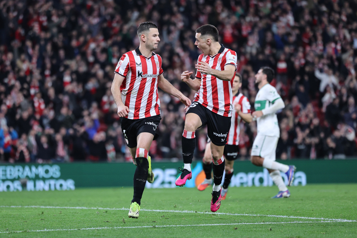 Guruzeta celebrando con Izeta el segundo gol (Oskar MATXIN EDESA | FOKU)