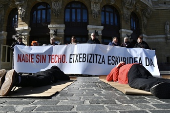 Etxebizitzaren aldeko kontzentrazioa Arriaga Plazan, Etxebizitza Eskubidearen aldeko Herri Ekimena kolektiboak antolatuta.