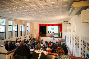 Decenas de feministas soberanistas se han reunido este sábado en Gasteiz.