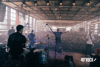 Los navarros de Nafarroa 1512 y el público, saltando al mediodía en Landako.