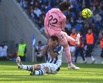 Oyarzabal se queja de un golpe en una entrada de Nacho Vidal.