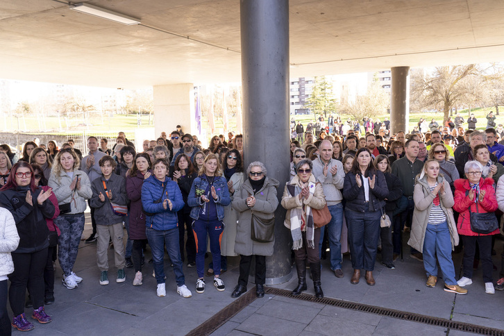 Concentración que se ha llevado a cabo esta tarde ante el Ayuntamiento de Eguesibar, en Sarriguren.