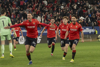 Los jugadores rojillos enloquecieron con el gol final. 