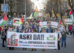 La pancarta de la cabecera de la manifestación, a su llegada a Merindades.